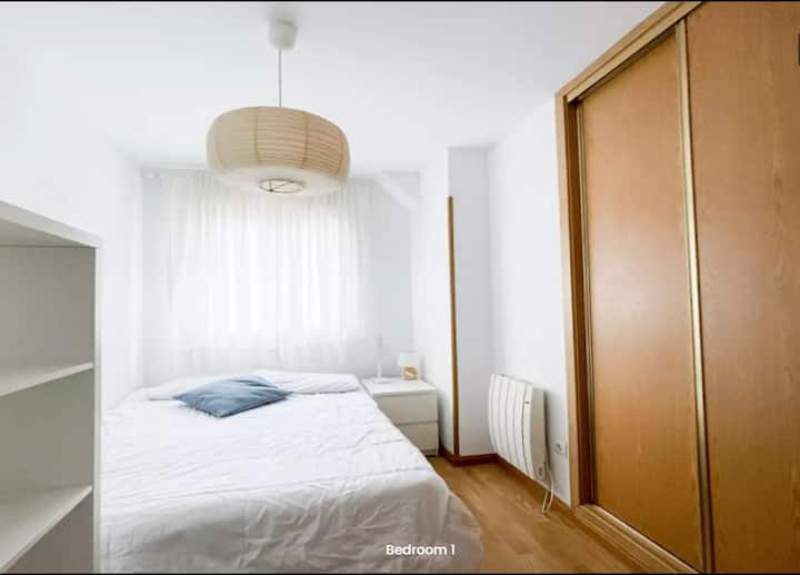 Krevet širine 135 cm, ugradbeni ormar, noćni ormarić i polica za knjige