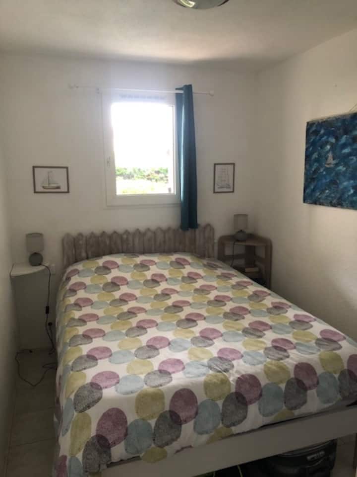 Bedroom with 140*190 bed and 35 cm high mattress (provide fitted sheet accordingly). Sheets and duvet covers are not provided. Duvets and pillows available, as well as a blanket. Switch + lamp on each side of the bed.