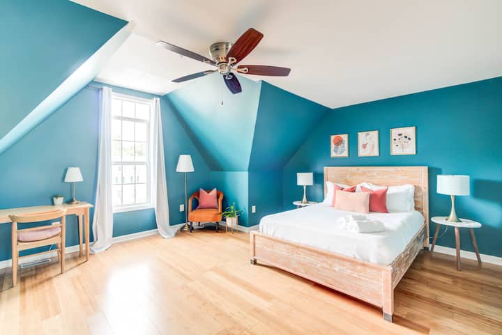 Deep sleep guaranteed on the 3rd floor in the huge master bedroom with en suite bathroom.