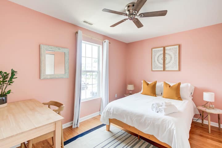 The pink room has a queen bed, full closet, working space and plenty of sunlight!
