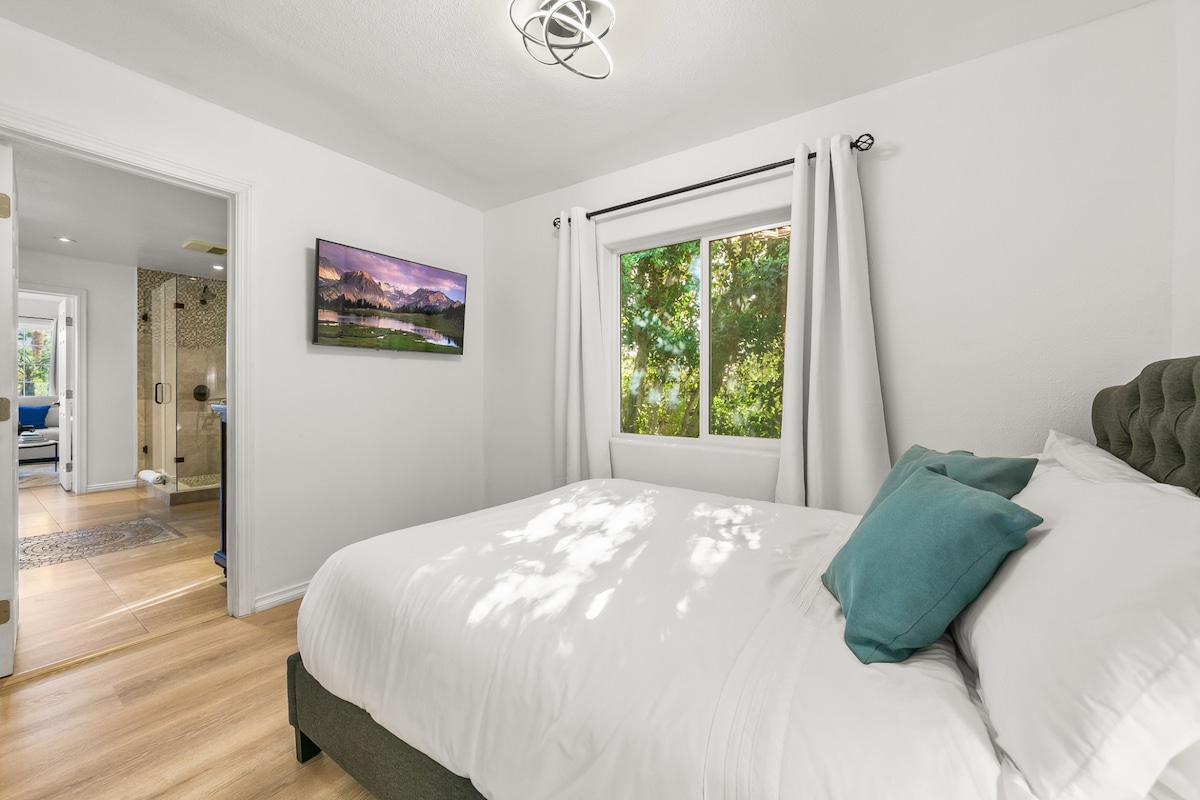 Spavaća soba s bračnim krevetom i ormarom, TV-om i zajedničkom kupaonicom s WC-om s glavnom spavaćom sobom. Obje prostorije mogu se u potpunosti zatvoriti kako bi se osigurala potpuna privatnost. 