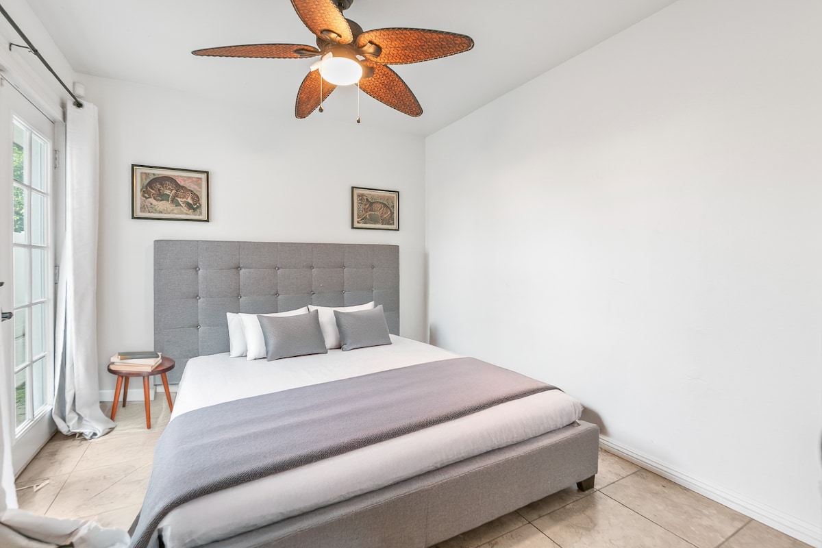 Jedna od 3 glavne spavaće sobe na prizemlju, ova soba ima jedan bračni krevet i WC s umivaonikom koji se nalazi u hodniku odmah ispred sobe. 