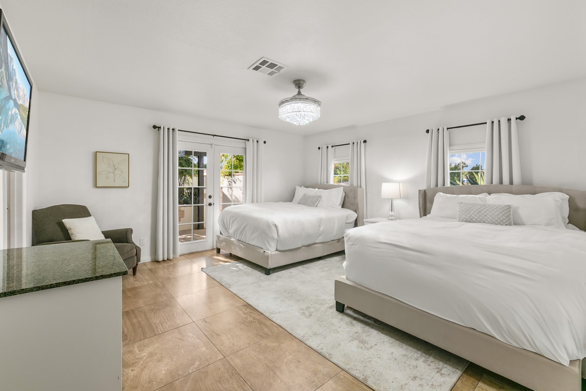 Jedna od 3 spavaće sobe na glavnom katu, a sadrži 2 bračna kreveta i kupaonicu. 