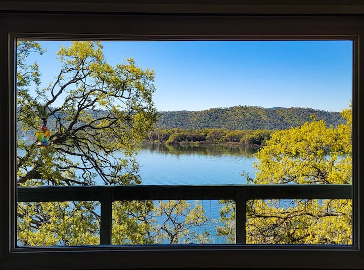 Cozy Cottage: Panoramic Lake View, Wifi, Deck - Clearlake, CA