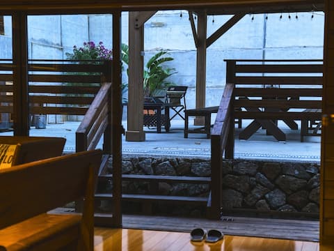 Enjoy a BBQ in the 1200-square-meter forest. - 4LDK resort cottage