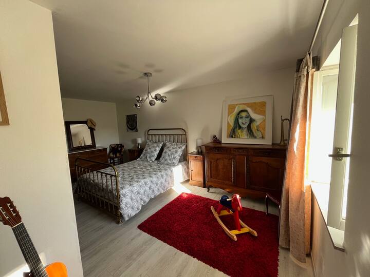 спална соба 1 од 19 м2 со биро за работа.
Детско креветче на склопување на барање. 