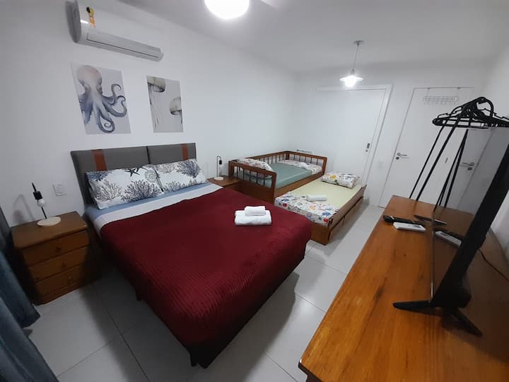 El dormitorio tiene una cama doble y una cama nido. Vista del dormitorio con la cama nido abierta.