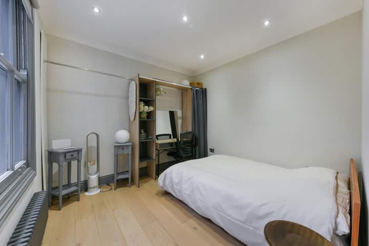 غرفة نوم ثانية مع مساحة عمل مخصصة