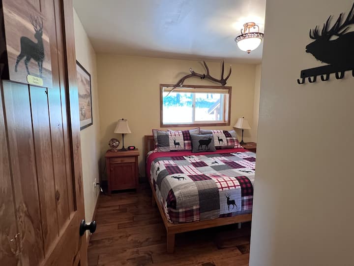 El dormitorio 2 tiene una cama tamaño king, Elk Enclave