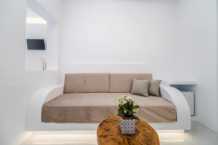 Serenità Luxury Suites| Standard Room, Garden View - Santorini