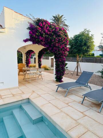 NUEVA villa con piscina a pocos metros del mar