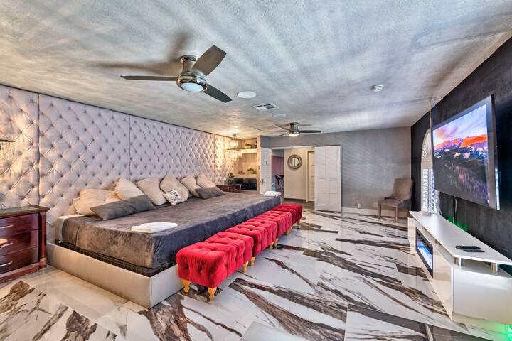 18 Bed-14 Bath-Near Strip-High-Tech-Meeting Room gallery image 4