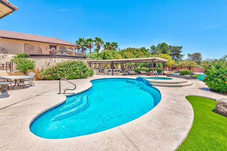 18 Bed-14 Bath-Near Strip-High-Tech-Meeting Room gallery image 5