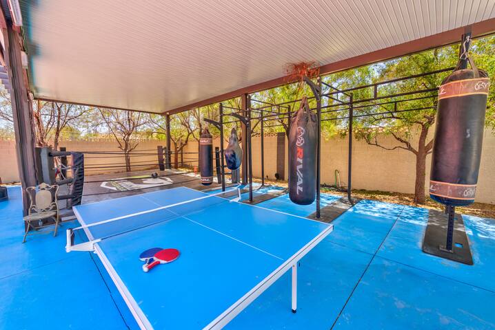 18 Bed-14 Bath-Near Strip-High-Tech-Meeting Room gallery image 3