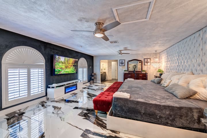 18 Bed-14 Bath-Near Strip-High-Tech-Meeting Room