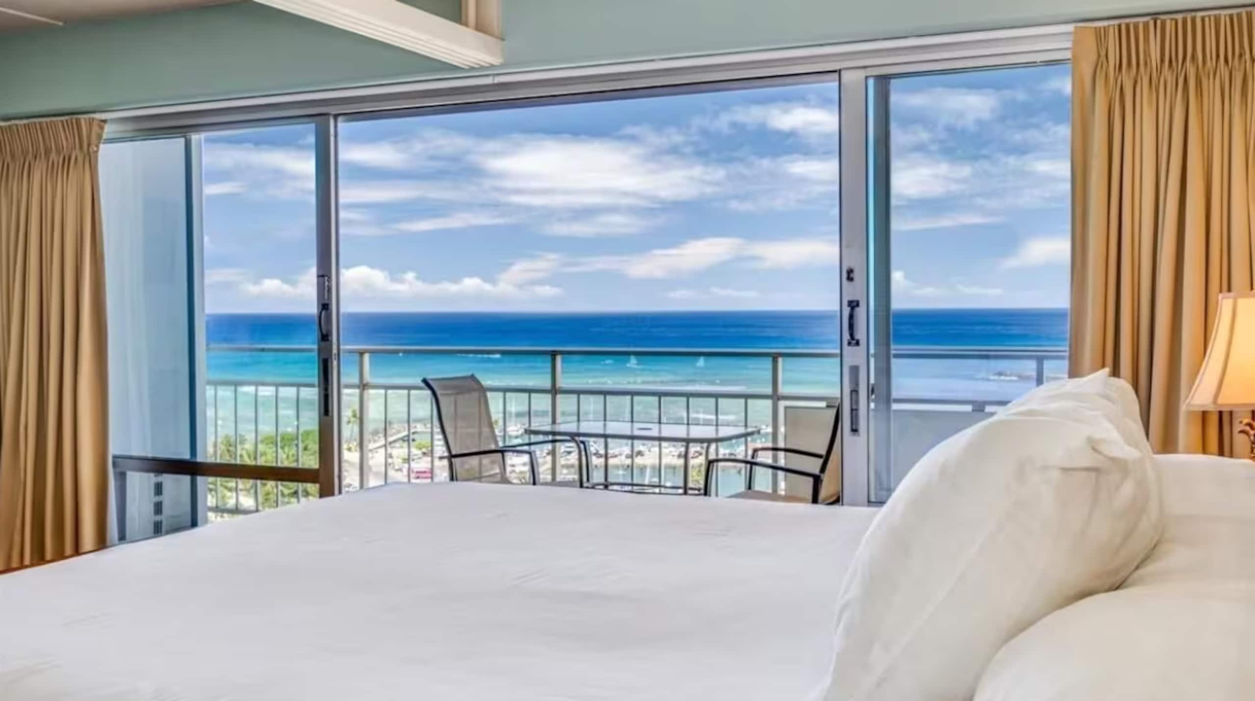 Condo in Honolulu · ★5.0 · Studio · 2 beds · 1 private bath - Image 1
