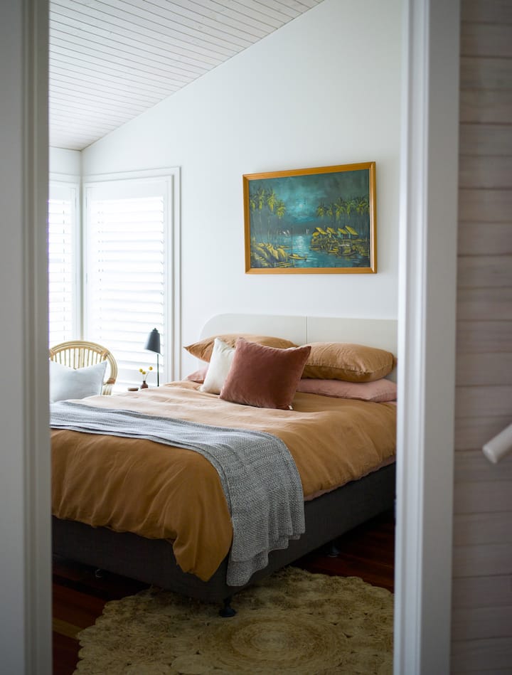 През нощта, ако отворите прозореца, ще чуете вълните да се разбиват на плажа Татра. 