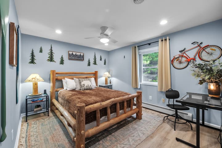 Lit queen size en rondins avec bureau/espace de travail. 