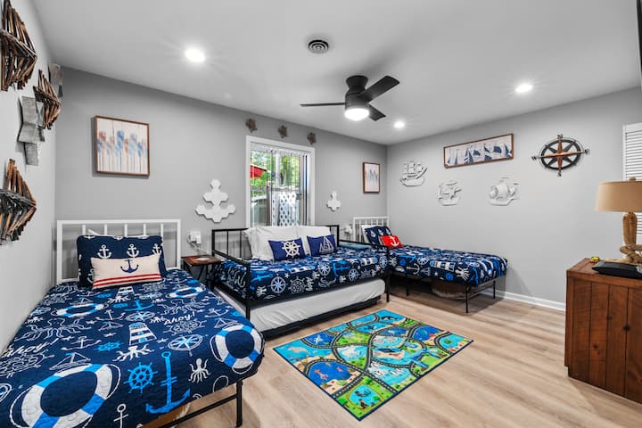 La chambre double dispose de 4 lits, d'une télévision de 70" et d'un dressing. 