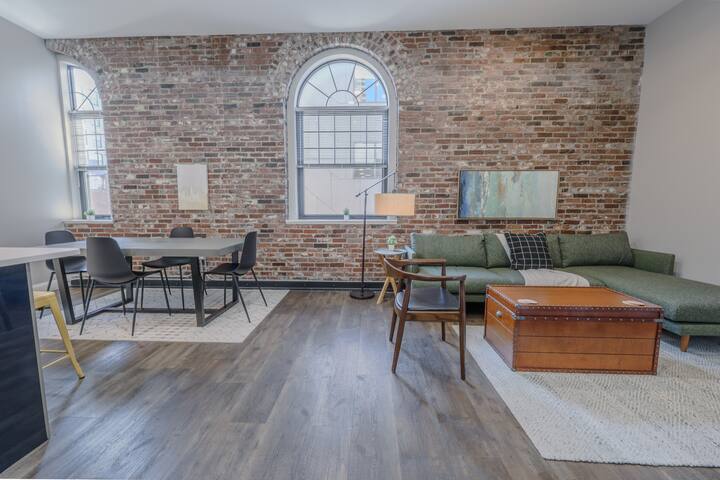 Lavish 3br In Downtown | Keyless Entry gallery image 4