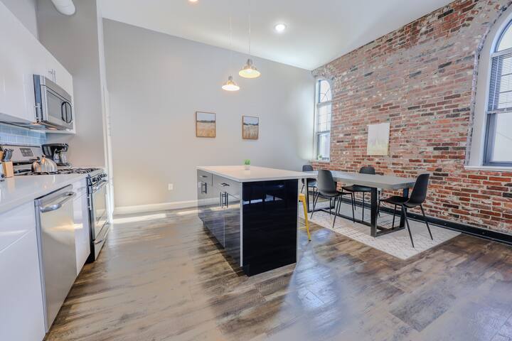 Lavish 3br In Downtown | Keyless Entry gallery image 2