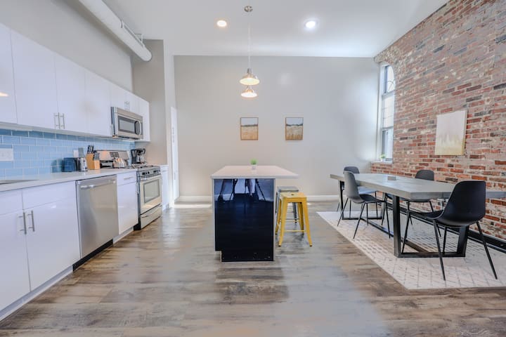 Lavish 3br In Downtown | Keyless Entry gallery image 5