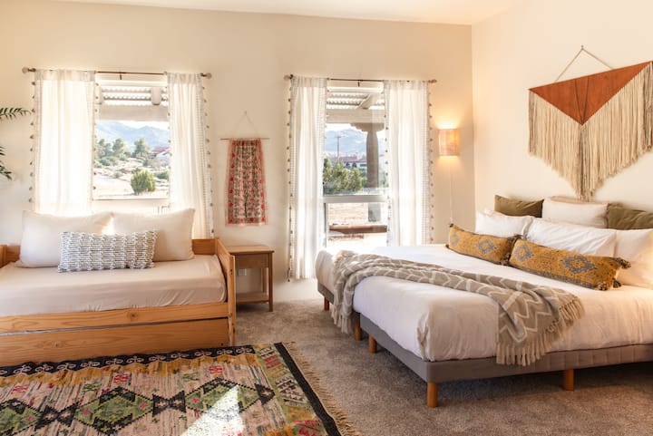 Guest bedroom #1 with king bed + daybed (can be reconfigured to two twins + daybed) 