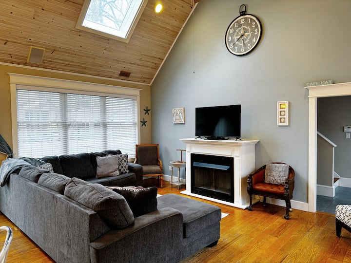 Spacious 5 Bedroom/4 Bath, 1.5 Blocks From The Bay. - Cape May
