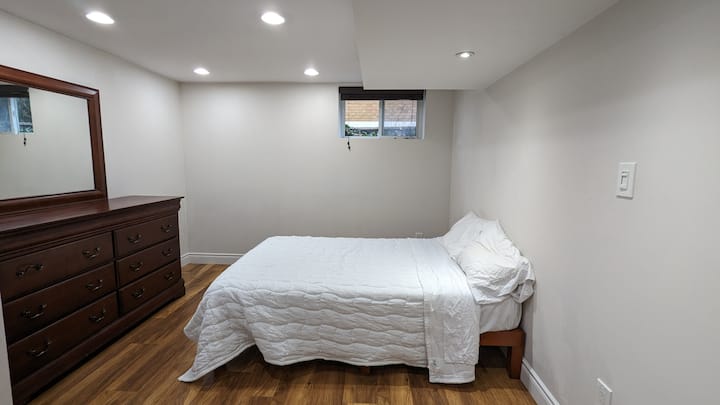 Chumba cha chini cha kulala
Kitanda cha ukubwa wa mara mbili.