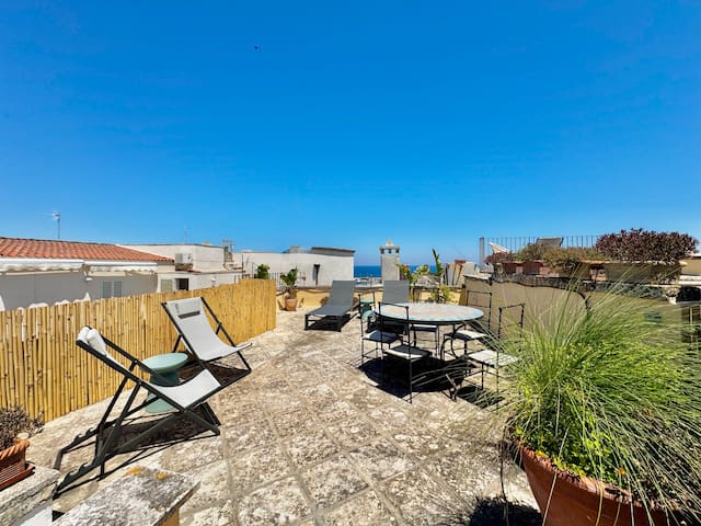 Casa con terrazza sul mare – MareaStays Collection