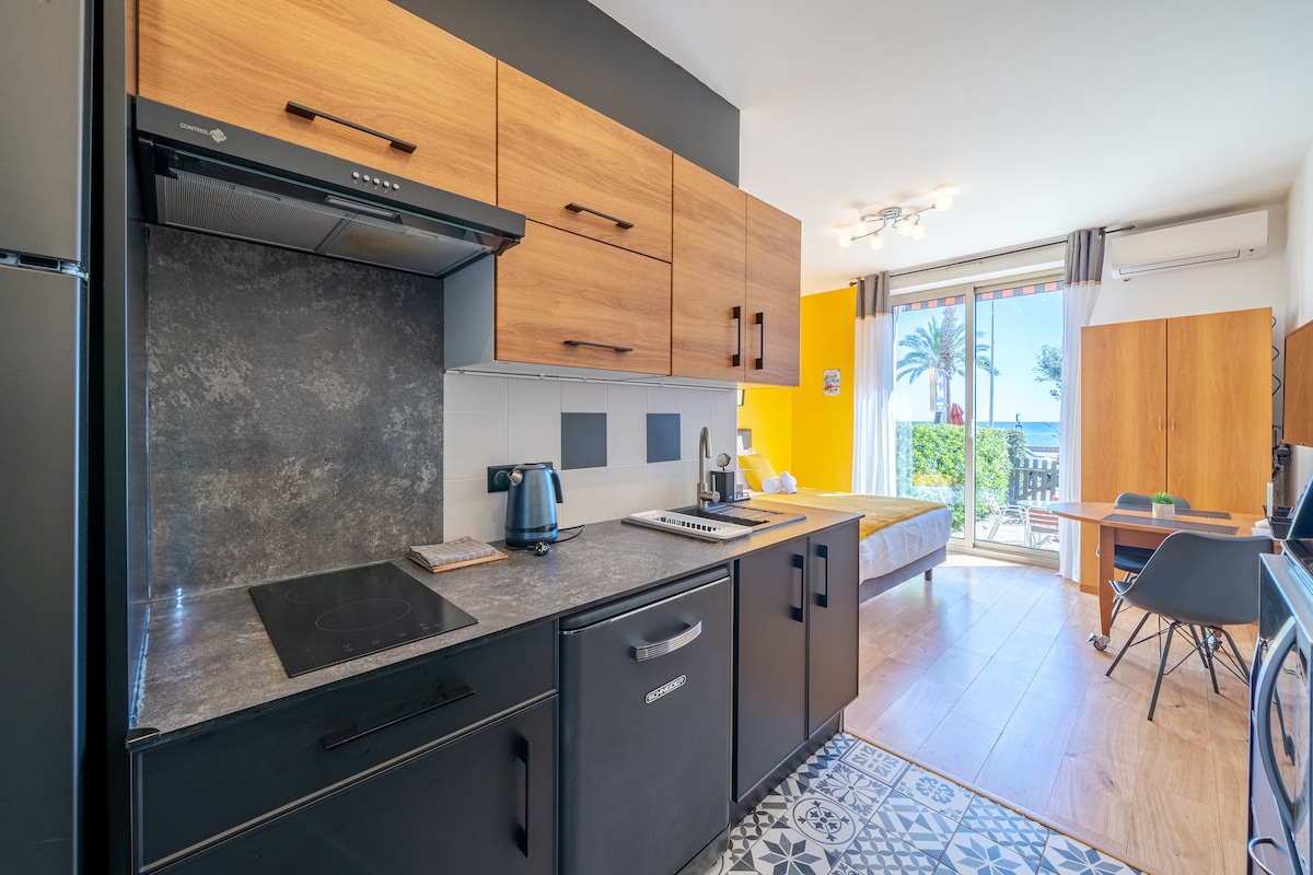 Successful Airbnb property: Beach studio - Terrace, Sea and garage in Cagnes Sur Mer