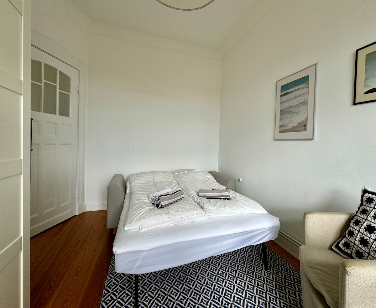 Die Schlafgelegenheit ist eine Schlafcouch von 140x200 cm Schlaffläche