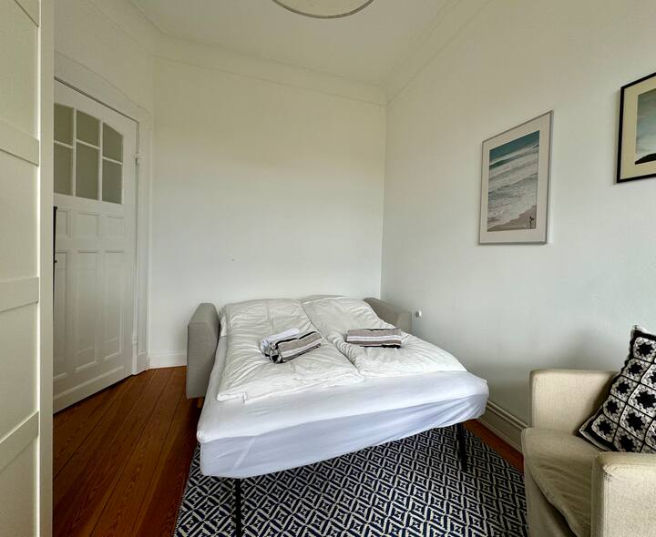 Die Schlafgelegenheit ist eine Schlafcouch von 140x200 cm Schlaffläche