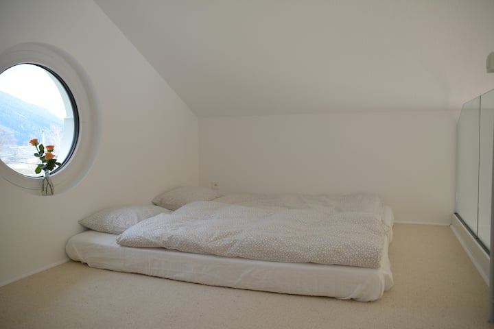 Loftová spálňa v najvyššom apartmáne