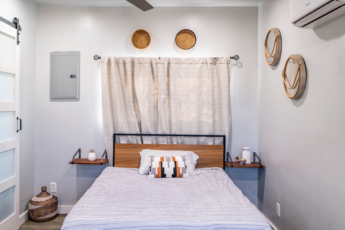 เตียงขนาดใหญ่ 2 ชั้นพร้อมชั้นวางของติดผนังแบบลอยตัวถังเก็บของใต้เตียงพัดลมเพดานหน้าต่างและเตียงแยกขนาดเล็กเพื่อรับอากาศเย็นหรือให้ความอบอุ่น เข้าถึงห้องน้ำได้ง่าย ม่านทึบแสงสำหรับการนอนหลับพักผ่อน เครื่องนอนและท็อปเปอร์ที่นอนระดับพรีเมียมเพื่อความสะดวกสบาย