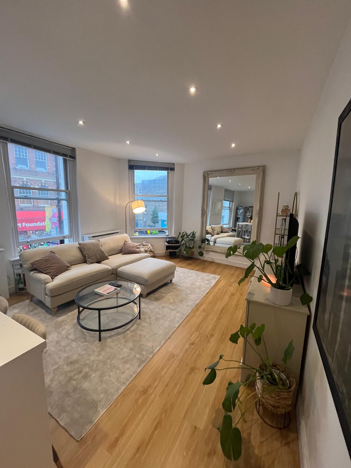 宽敞的客厅空间，有大窗户和很好的照明