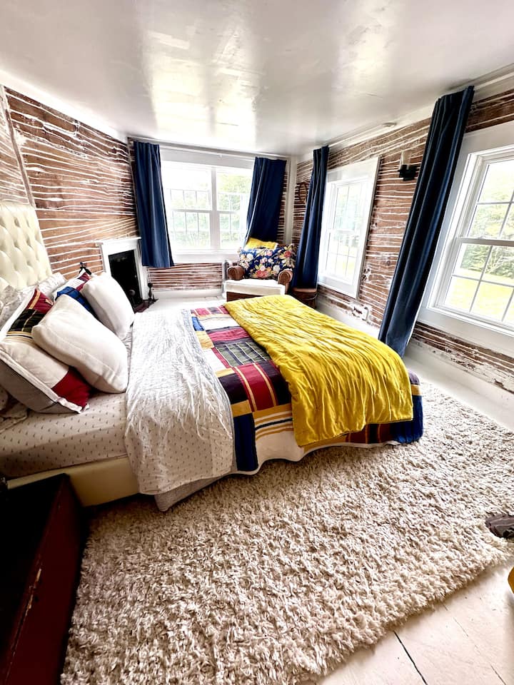 Një nga dhomat më unike në shtëpi - suvaja e shekullit të 18-të që ishte në mure është hequr me kujdes nga tornoja prej druri poshtë dhe më pas të gjitha boshllëqet e grilave, të lëmuara dhe të njollosura për të theksuar një teknikë të lashtë ndërtimi. 