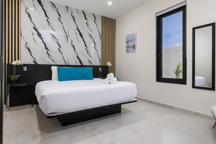 Შეიგრძენით სუფთა კომფორტი ჩვენს კარგად მოწყობილ საძინებელში. Თქვენ მოგეწონებათ ფართო დიდი საწოლი, კონდიციონერი და მოსახერხებელი ტელევიზორი – ყველაფერი იდეალური სტუმრობისთვისაა განკუთვნილი.