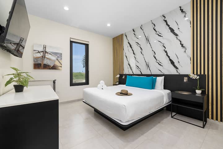 Ამ მყუდრო საძინებელში არის პლუშის საწოლი ღამის გასათევად, კონდიციონერი გაგრილებისთვის და ტელევიზორი თქვენი გართობისთვის. Ეს არის ყველაფერი, რაც კომფორტული და დასასვენებელი სტუმრობისთვის გჭირდებათ.