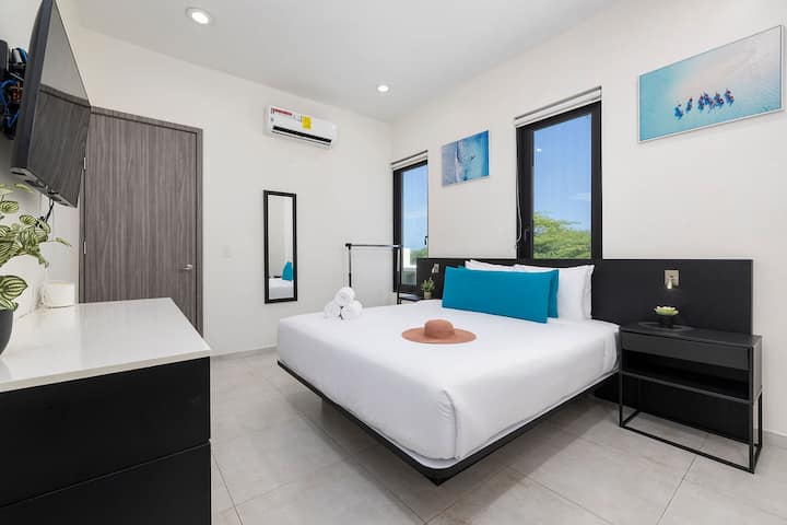 Დატკბით კომფორტით ფართო საძინებელში, რომელშიც არის დიდი ზომის საწოლი, კონდიციონერი და ბრტყელეკრანიანი ტელევიზორი — თქვენი პირადი განმარტოება კუნძულზე თავგადასავლების შემდეგ.