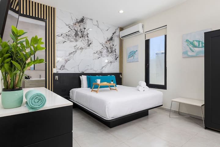 Დატკბით სტილით! ამ მყუდრო საძინებელში არის დიდი ზომის საწოლი, კონდიციონერი სრული კომფორტისთვის და ტელევიზორი თქვენი გართობისთვის. Ამას გარდა, იდეალური დასვენებისთვის მარტივად ისარგებლებთ აუზის გამაგრილებელი სივრცით.