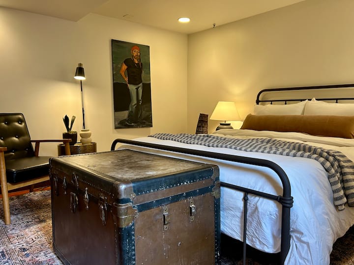 Chumba cha kulala cha Basement w/South-Facing Egress
Godoro Jipya Thabiti la Kati
400 Thread Count Cotton Percale Sheets + Linen Duvet
Kutupa Pamba + Velvet Lumbar
Samani na Mapambo ya Zamani + ya Kisasa
Mapazia ya Kuzima  
Rafu ya Koti
Rafu ya Vitabu Iliyojengwa 
Mablanketi ya Ziada