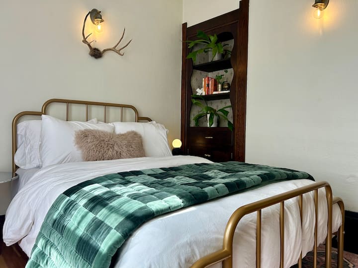 Godoro Jipya la Kati Thabiti
400 Thread Count Cotton Percale Sheets + Linen Duvet
Velvet Quilt + Mongolian Lambar
Samani na Mapambo ya Zamani + ya Kisasa
Mapazia ya Velvet Blackout – Dirisha la Kuelekea Kusini
Rafu ya Koti
Rafu ya Vitabu Iliyojengwa
Blanketi za ziada