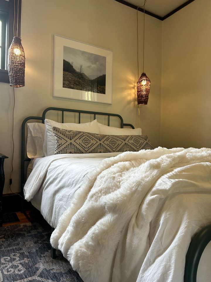 Godoro Jipya Thabiti la Kati
400 Thread Count Cotton Percale Sheets + Linen Duvet
Faux Fur Throw + Pendleton Lumbar Pillow
Taa zilizotengenezwa kwa mikono kutoka Local Willow
Samani na Mapambo ya Zamani + ya Kisasa
Mapazia ya Velvet Blackout - Dirisha la Kuelekea Mashariki
Kabati la nguo