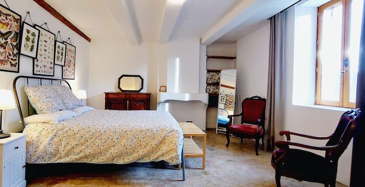 Grande Chambre
C'est à l'étage, grande chambre avec vue sur le village et en arrière plan l'entrée des Gorges du Verdon.  Cette chambre comprend un lit double avec la possibilité d'ajouter un lit simple. 