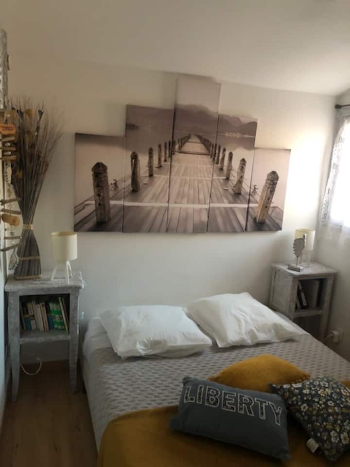 ห้องนอนขนาดเล็ก 9 ม .² เตียง 140 หน้าต่างบนอ่าว Ajaccio ตู้เก็บของในตัวขนาดเล็กในฉากกั้นห้อง โคมไฟข้างเตียงบนชั้นวางของมุมถ่ายในห้องนอน