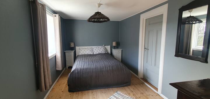 Bilik tidur di tingkat bawah.

Satu bilik tidur berada di tingkat bawah