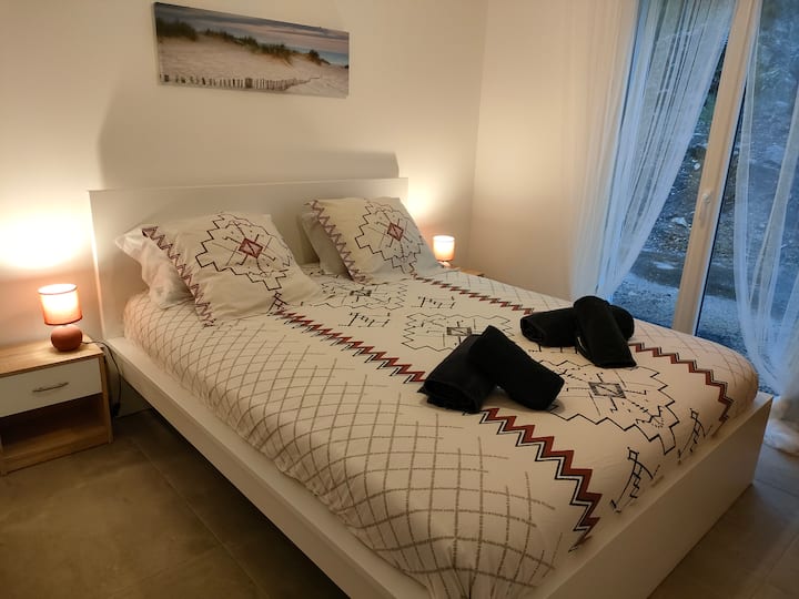 1 bed 160x200 with very good mattress and memory pillows