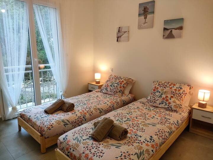 2 x 80x200 beds that can be pushed together and tied together