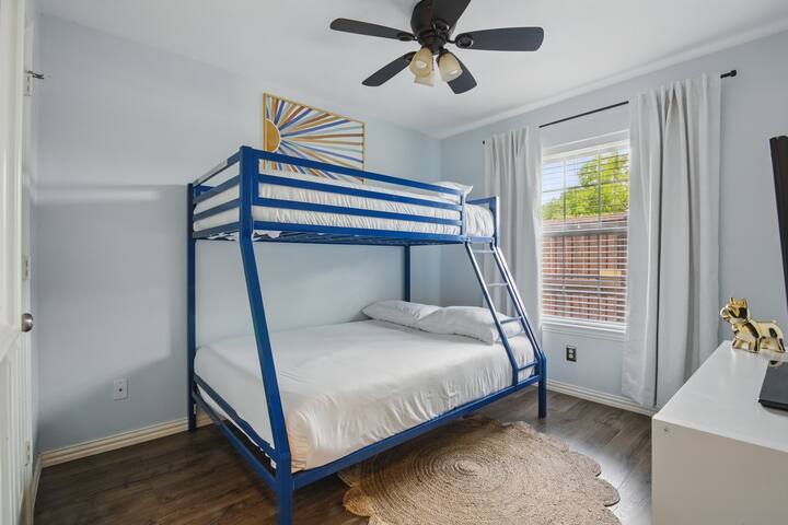 Modern 3BD Home w/ gym and sauna gallery image 5